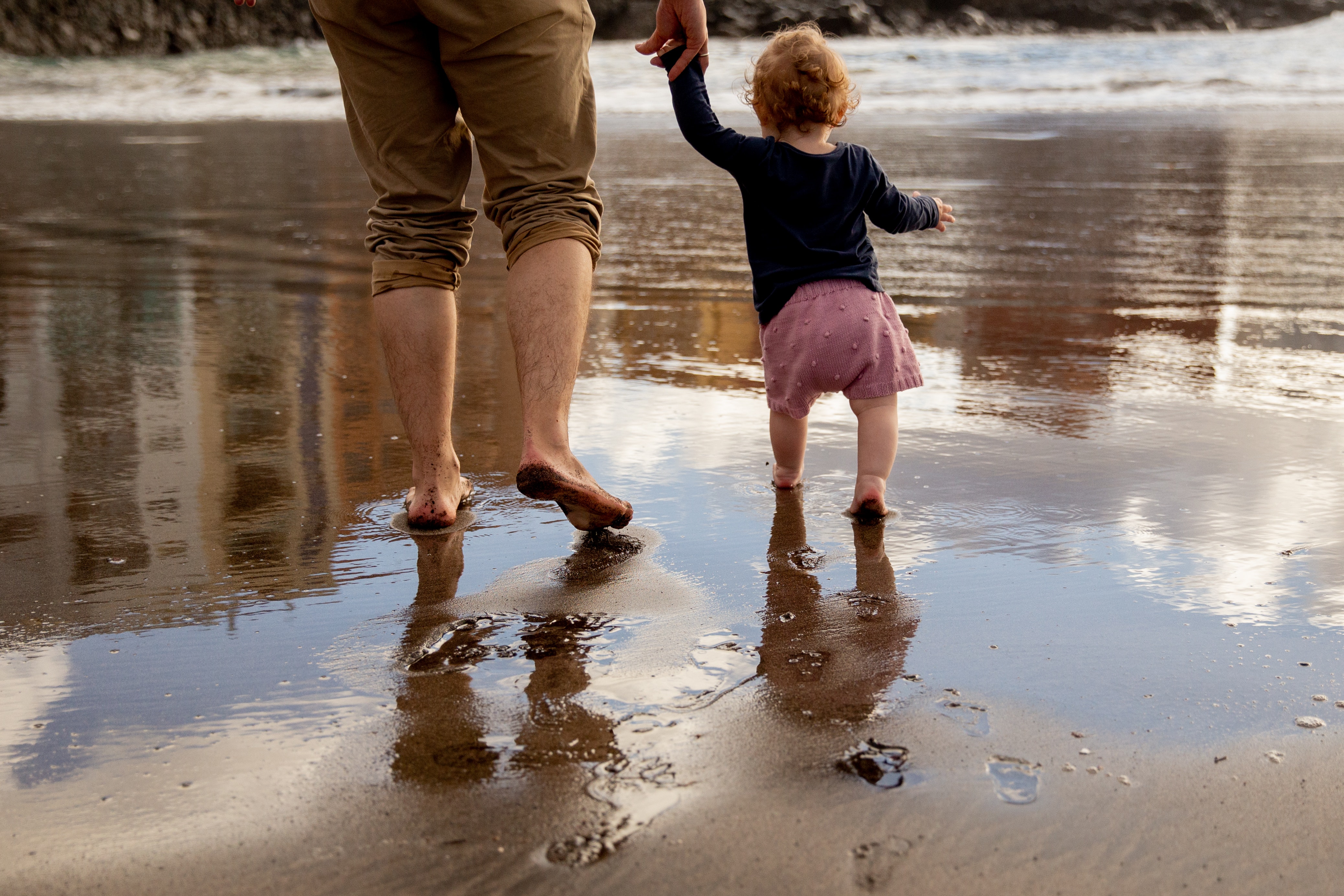 Рождение ходили. Отец и сын босиком. Children Walking. Father with child Walking. Бежим с тобой по лужам бывало.