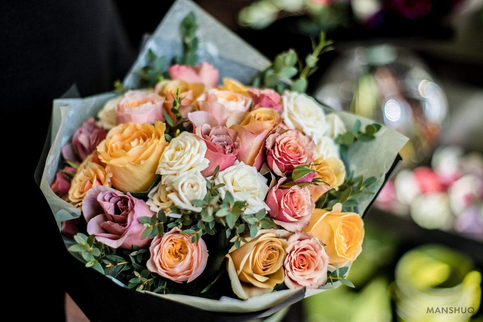 Можно ли дарить живым людям искусственные цветы. Дарят ли мужчинам цветы на юбилей 60.