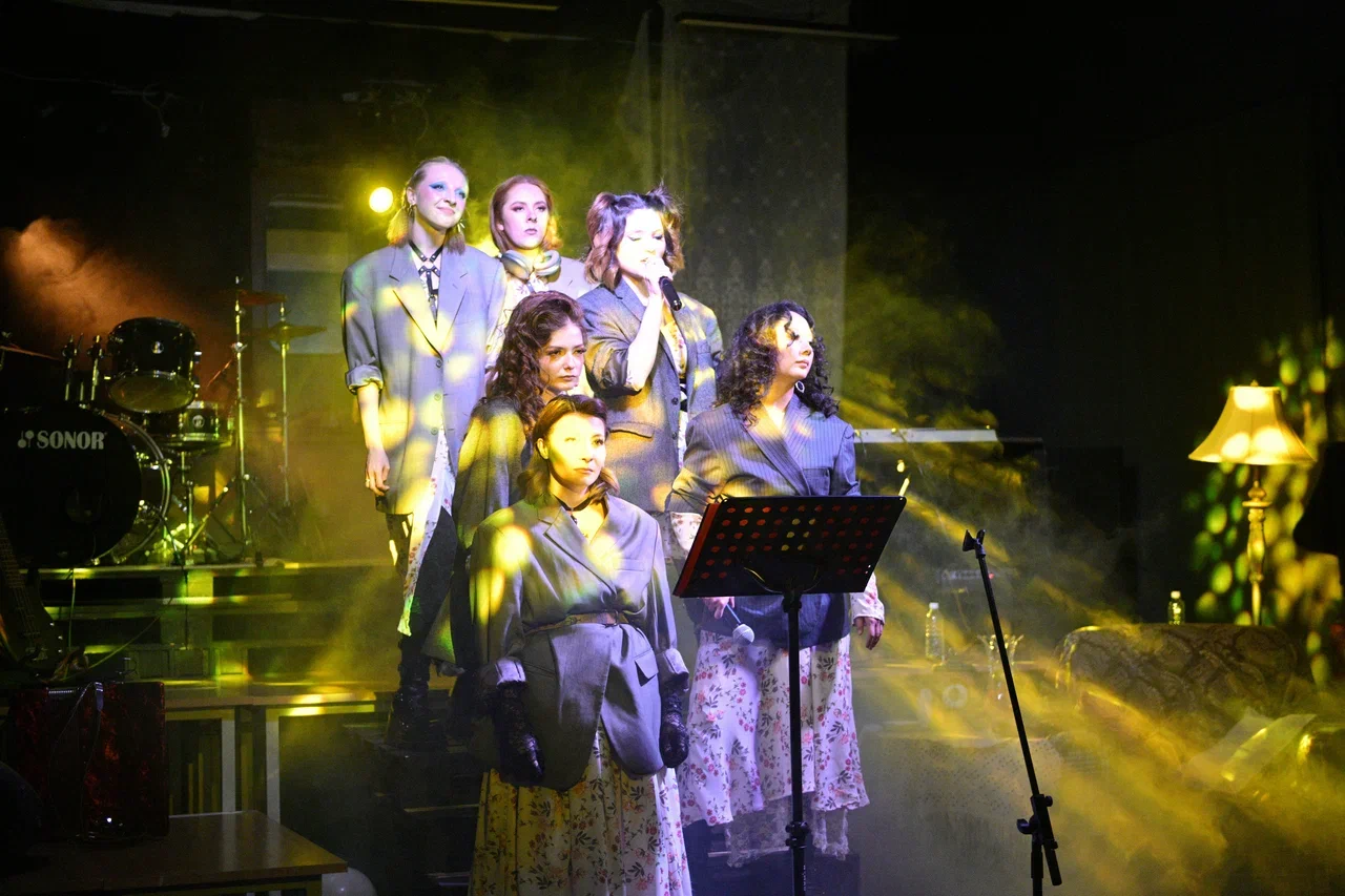 «Взрослые дочери»: спектакль не про всех, но про каждую из нас