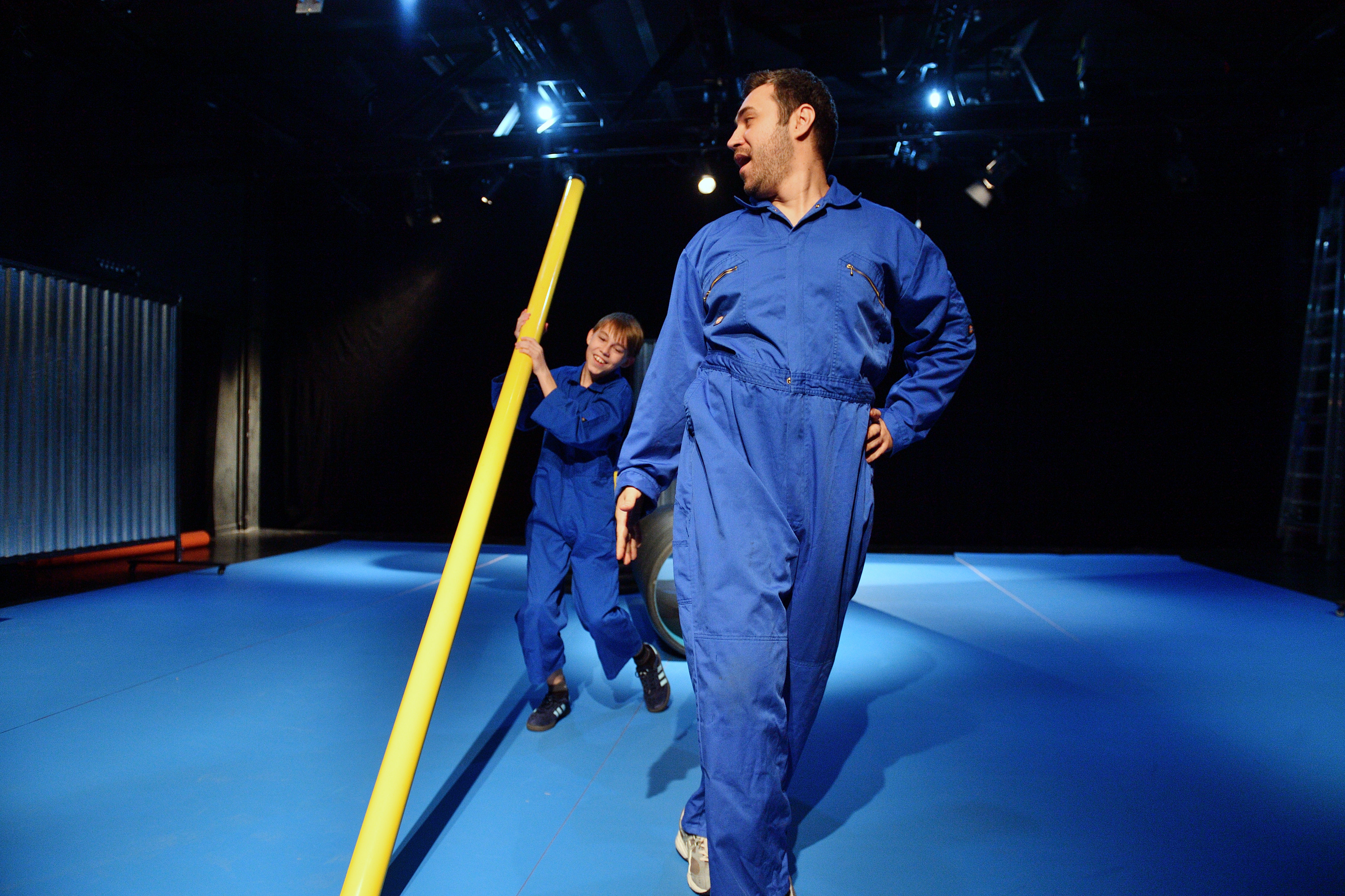 Эдинбург-Алматы: The Show for Young Men – премьера шотладского режиссёра в «ARTиШОКе»